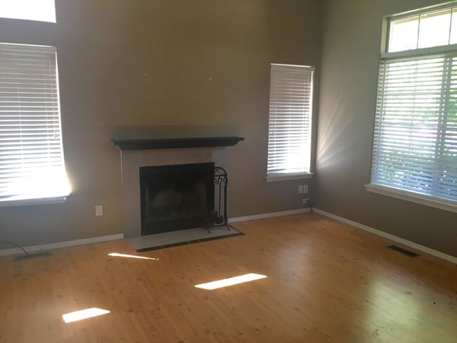 Building Photo - 3 Bedroom Ranch, 2 Car Garage, Air Conditi...