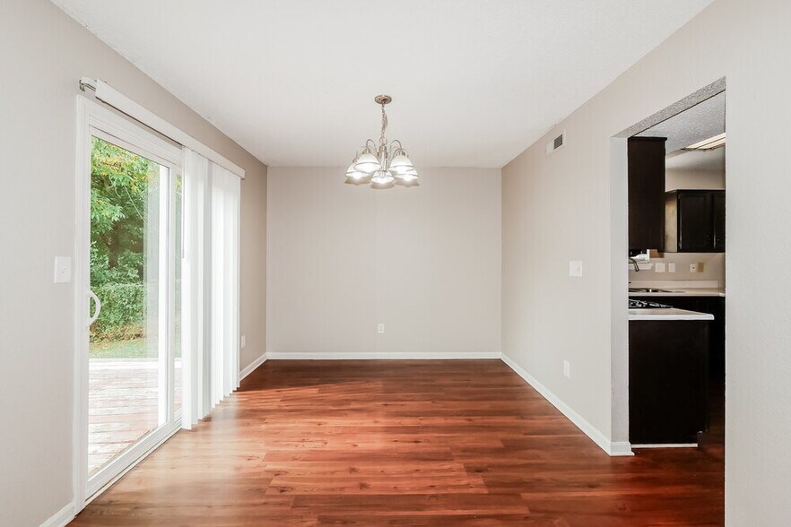 Building Photo - 707 Deer Trail Dr