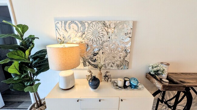 Building Photo - DOWNTOWN FURNISHED 2/2