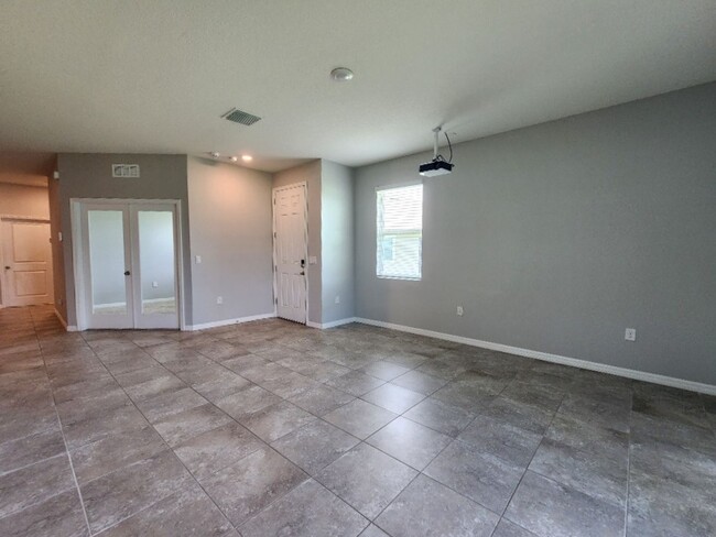 Building Photo - Gorgeous 3-Bedroom, 2-Bathroom in Wesley C...