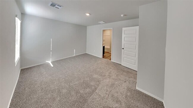 Building Photo - Large 4 Bedroom, 2 Bathroom Home in Shawnee Schools!