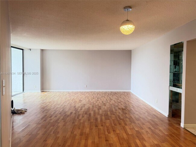 Building Photo - 1000 Parkview Dr