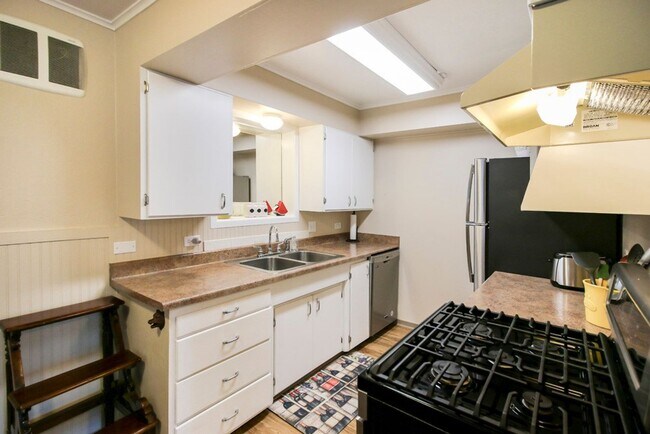 Building Photo - Daisy Creek Cottage: Fully Furnished 2bd/1ba, Fenced Yard, Utility Fee $300