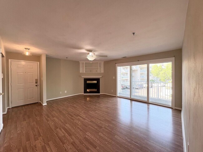 Building Photo - LARGE 2ND FLOOR CONDO