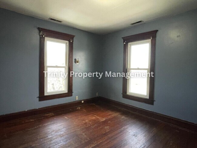 Building Photo - 331 Simpson Ave