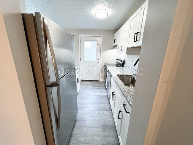 Building Photo - 912 Tellega Ave