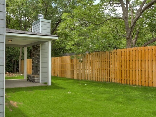 Building Photo - Centrally Located Home Sweet Home