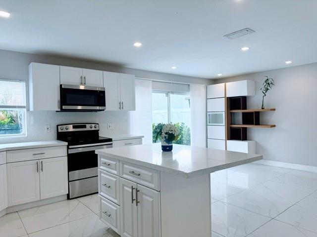 Building Photo - 621 Lakeshore Terrace