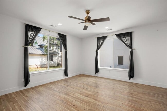 Building Photo - 2810 Oak Springs Dr