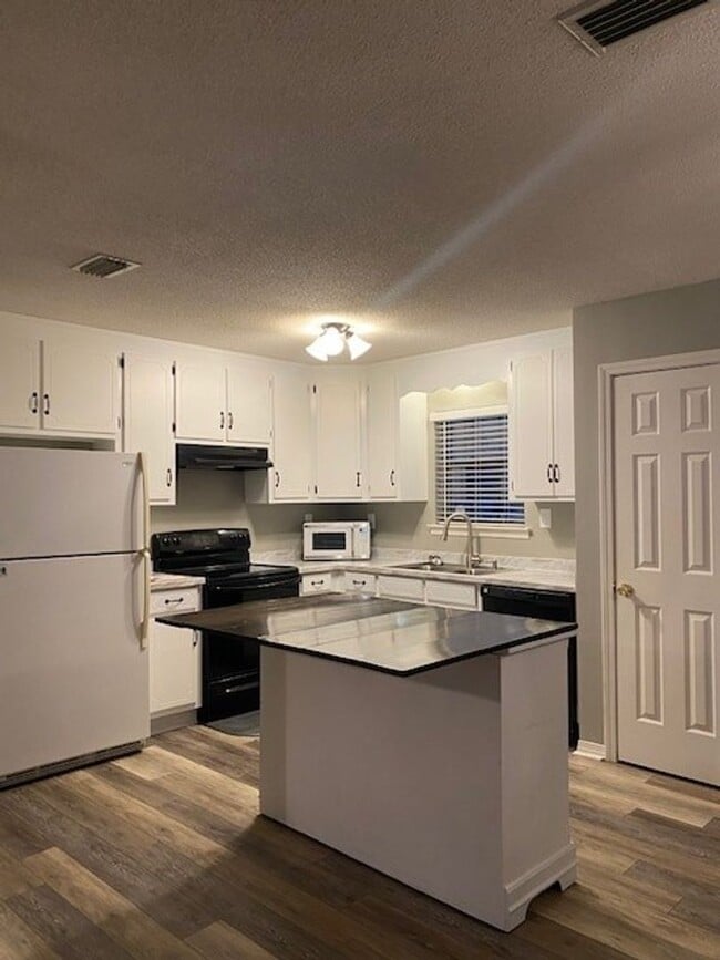 Building Photo - UPCOMING LISTING