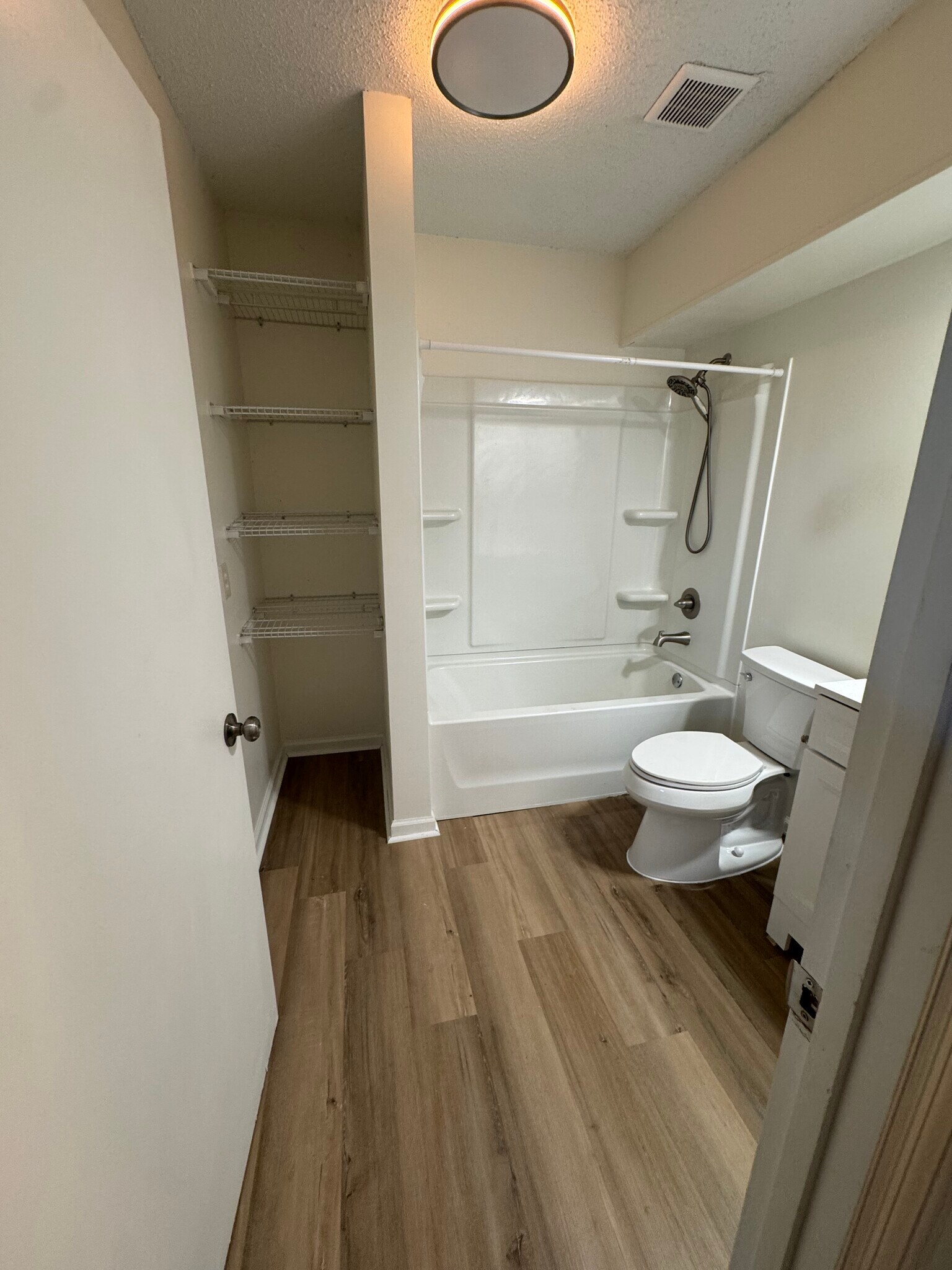 Building Photo - 114 Woodglen Dr