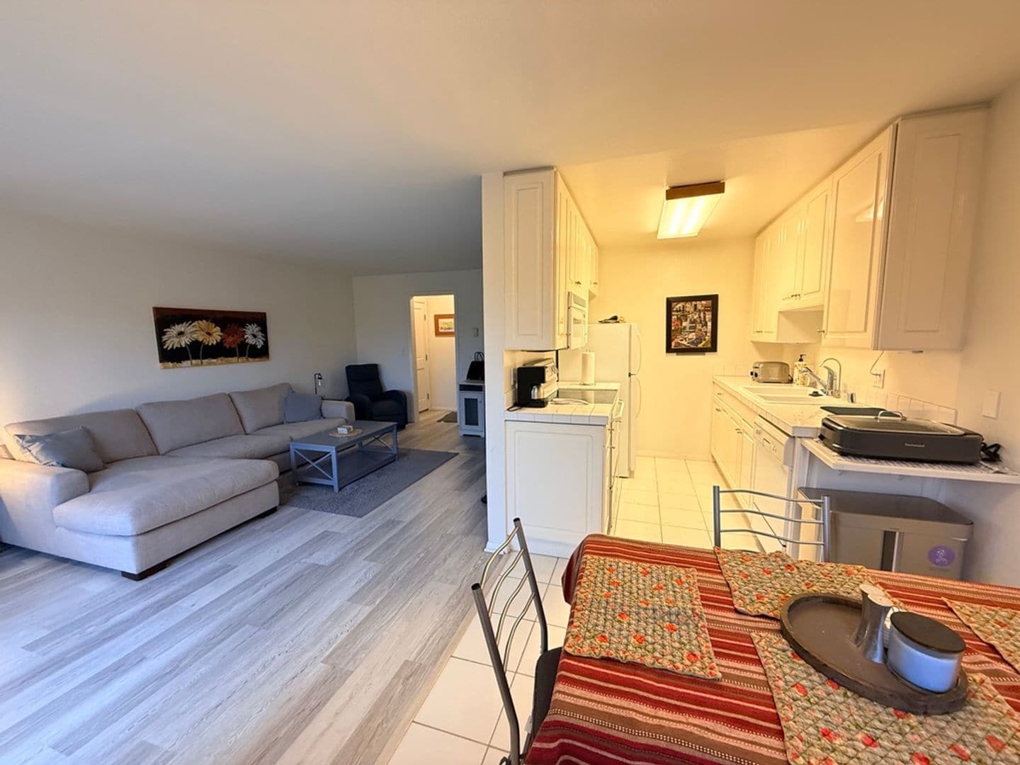 Building Photo - Bright Furnished 1BD in Prime Santa Monica Location w/ Private Balcony