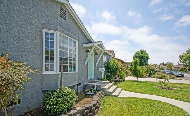 Building Photo - Beautifully Remodeled, Bright & Airy Home w/ Detached Bonus Room w/ Bath & 1-Car Garage, Front Ya...