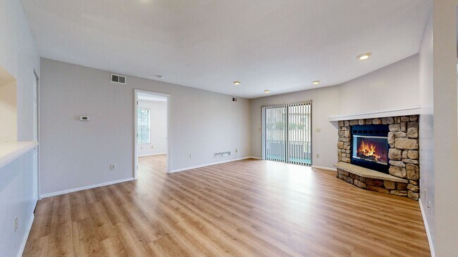 Building Photo - Adorable 2beds/2baths w/2 Parking spaced Included Available Now