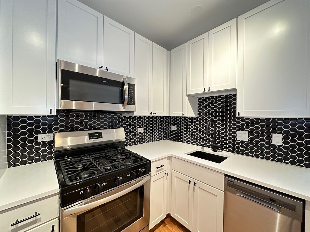 Building Photo - 661 W Wrightwood Ave