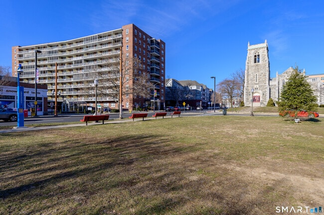Building Photo - 444 Bedford St