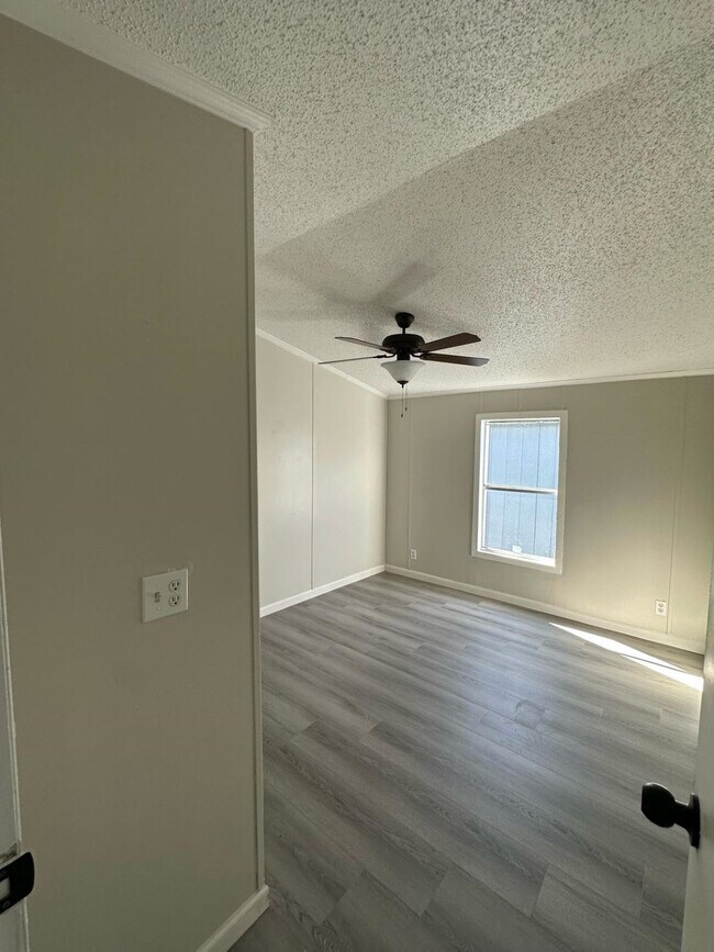 Building Photo - 1100 Rd 5894
