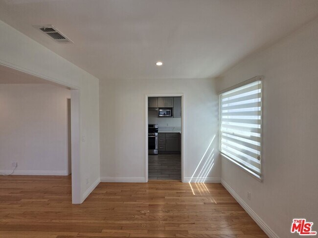 Building Photo - 102 Gaviota Ave