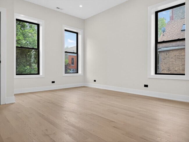 Building Photo - 1416 N Maplewood Ave
