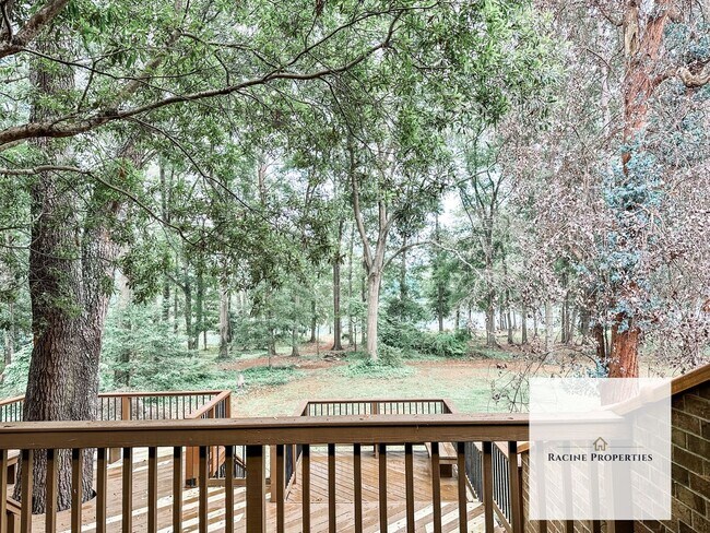 Building Photo - Townhouse available on Lake Hartwell—comes with a water view!