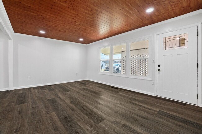 Building Photo - 1701 Wakefield Dr NE