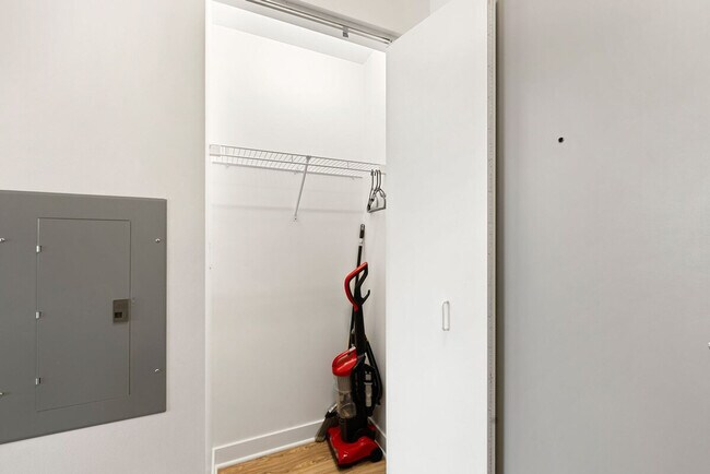 Building Photo - 720 S Wells St