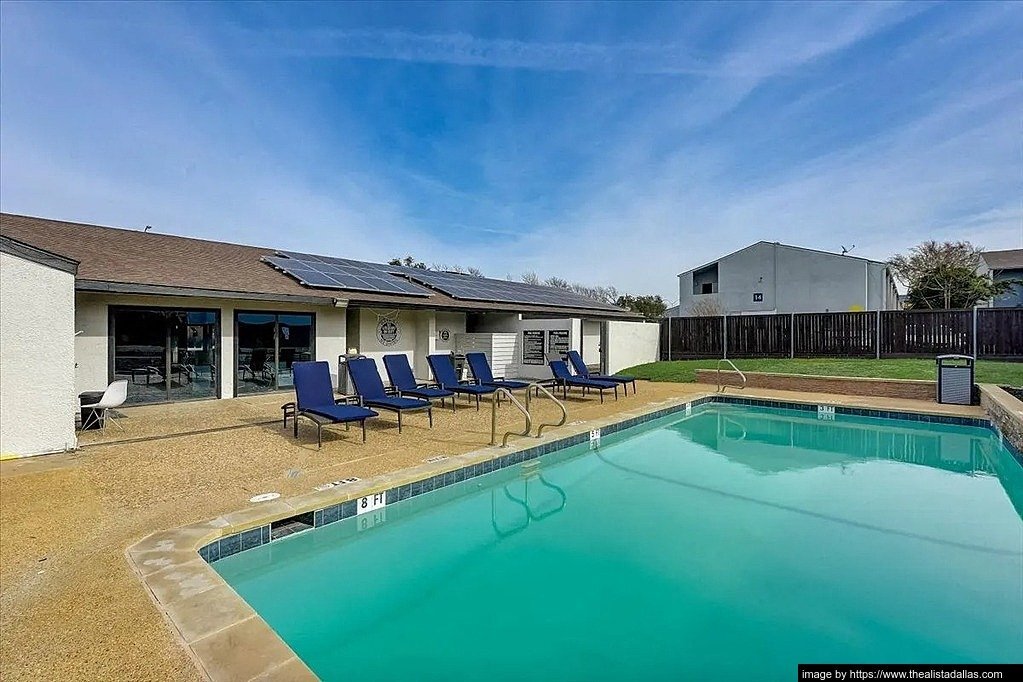 Building Photo - 10028 Royal Ln