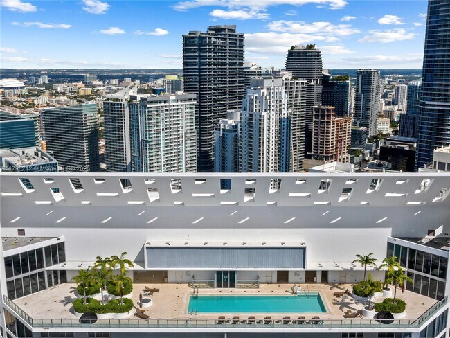 Building Photo - 1300 Brickell Bay Dr