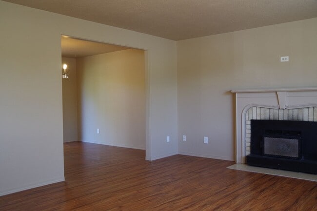 Building Photo - NOW AVAILABLE! MUST SEE - BEAUTIFUL 4BR/3B...