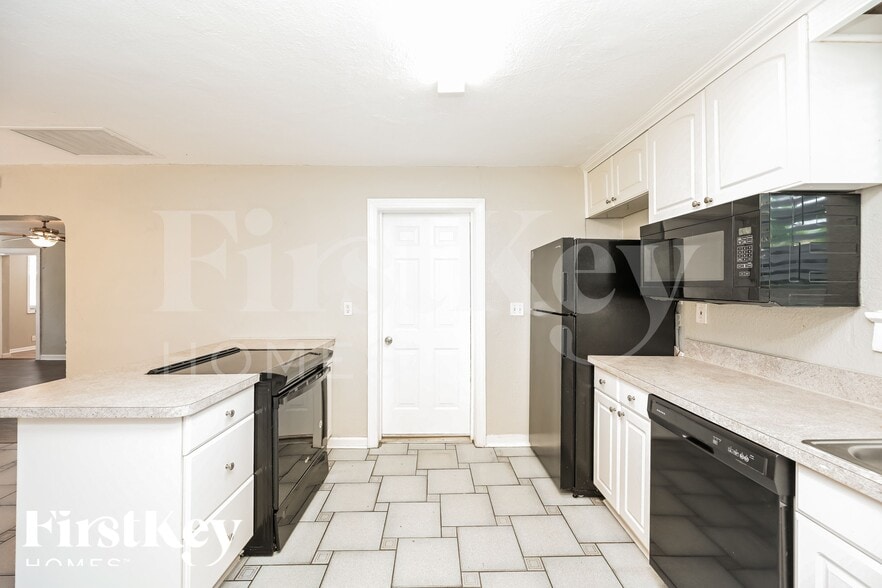 Building Photo - 7309 N Dartmouth Ave