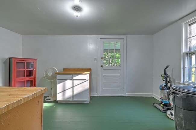 Building Photo - 608 Forest St