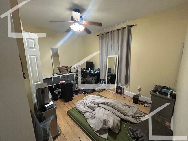 Building Photo - Don't miss out on this 6 bed 2 bath in Mission Hill...