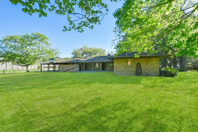 Building Photo - 502 Misty Ln