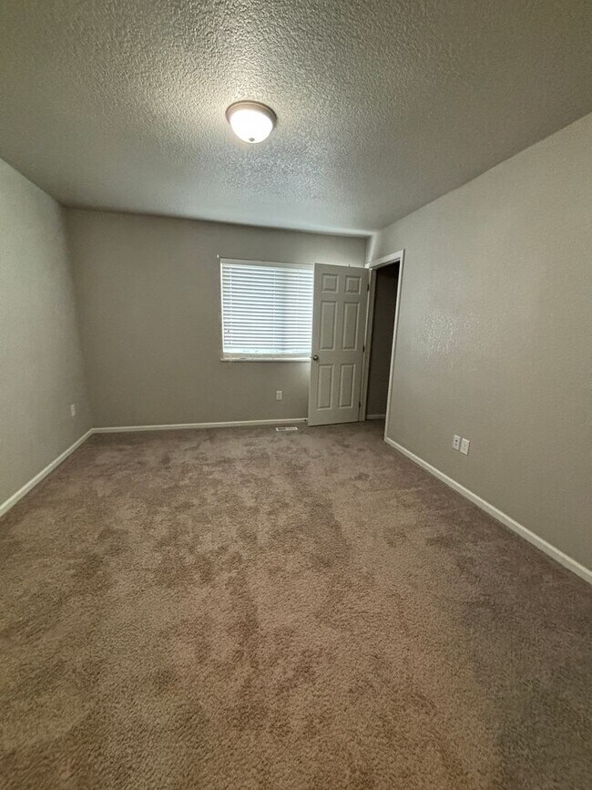 Building Photo - 3 bedroom 3.5 bathroom for Rent!