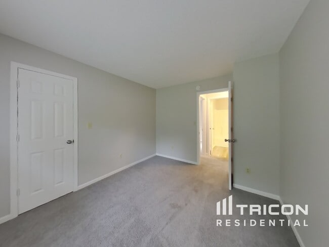 Building Photo - 1322 Thomas Dr