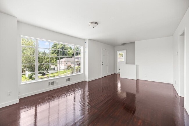 Building Photo - Charming 4 Bedroom, 2 Bathroom house