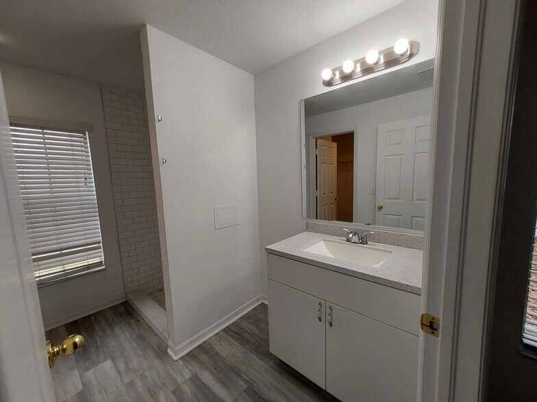 MBATH - 557 Windermere Dr
