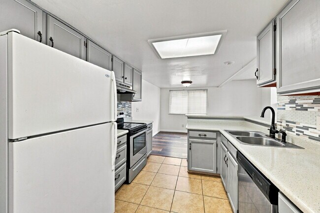Building Photo - $2,395.95 - 2 Bed, 2.5 Bath Garden Unit in Aurora with Central AC and In Unit Laundry!