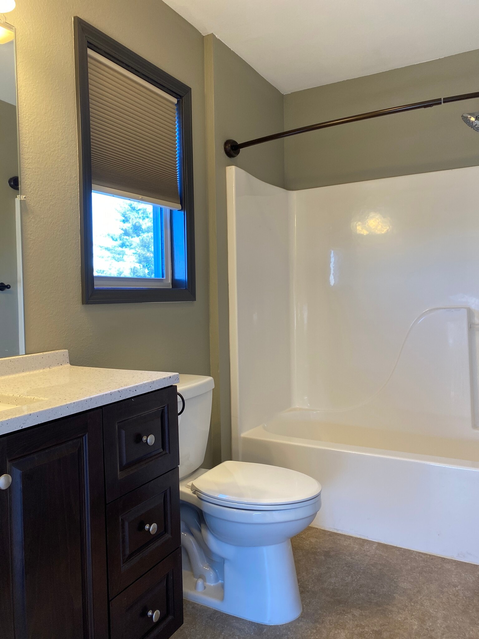 Attached main bathroom - 1209 Pinewood Dr