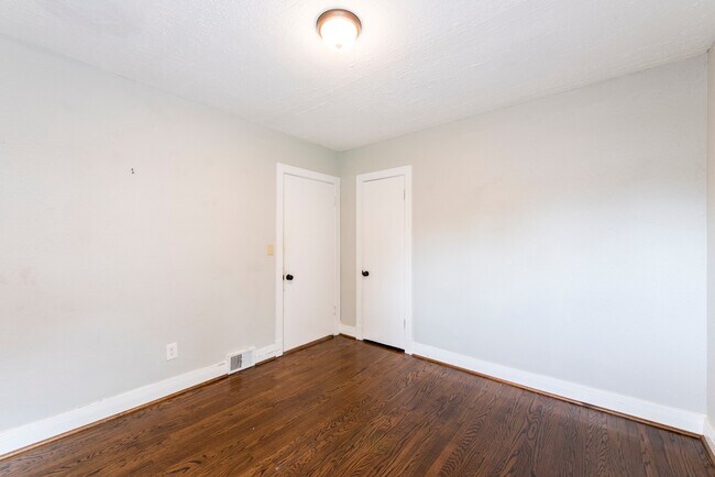 Building Photo - 3BR/2BA Ranch Near The Desirable Highlands!