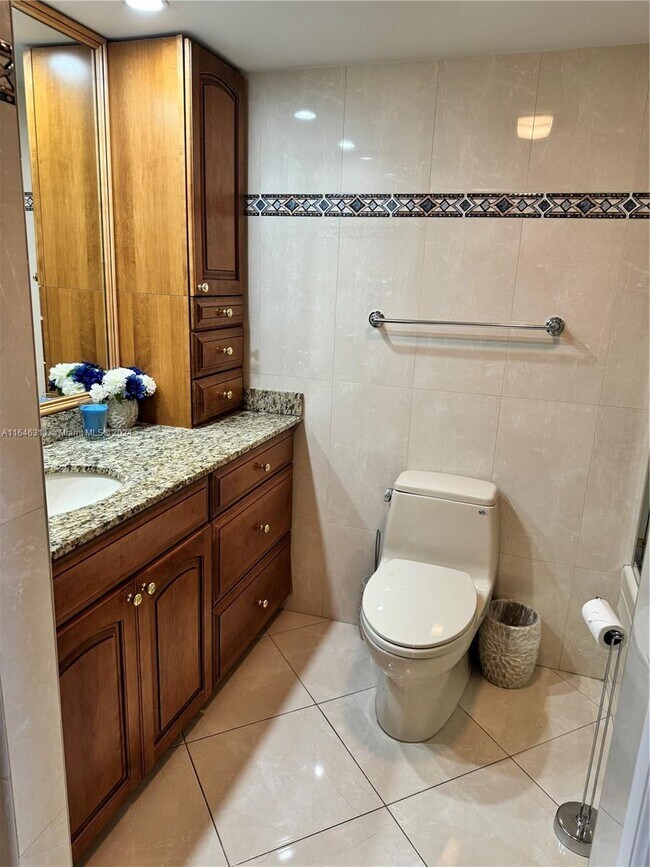 Building Photo - 3300 N Palm Aire Dr