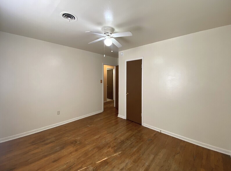 Building Photo - 2116 Circle Dr
