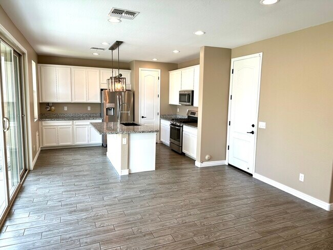 Building Photo - Stunning Southern Enclave