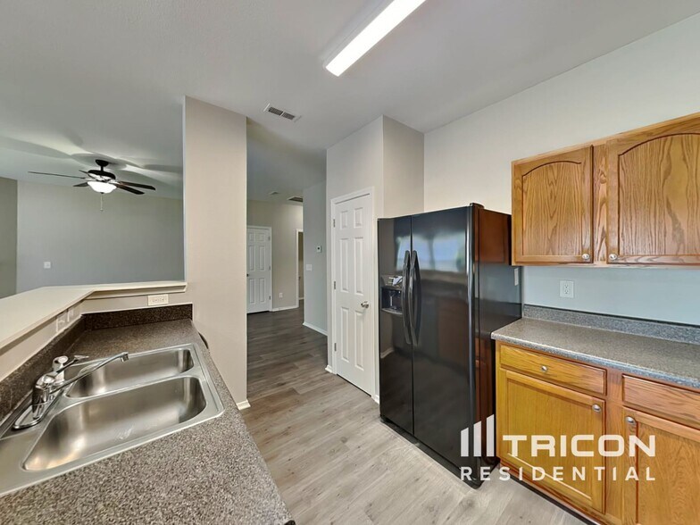 Building Photo - 964 Willow Creek Dr