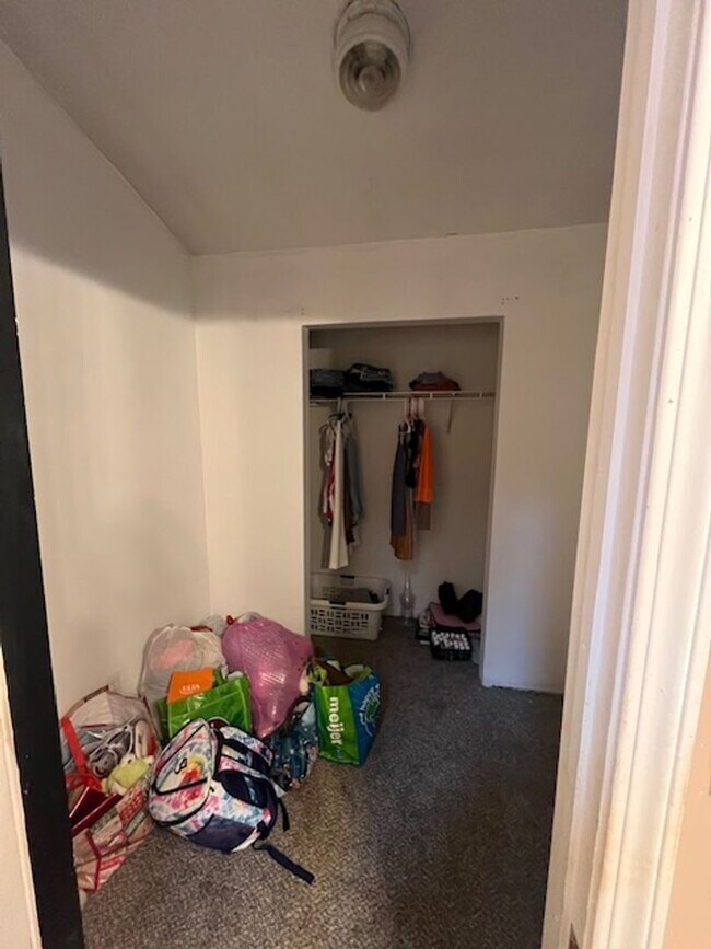 Building Photo - 5 bedroom, 3 bath home- Available August 2026!