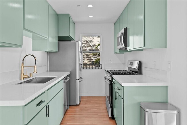 Building Photo - Modern Three Story Apartment!