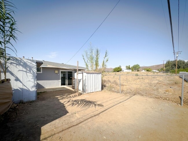 Building Photo - CUTE CONDO IN A DUPLEX W/ LARGE BACKYARD AVAILABLE FOR RENT!