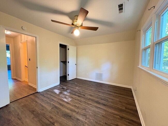 Building Photo - 3 Bedroom, 2 Bathroom House in Lewisville!