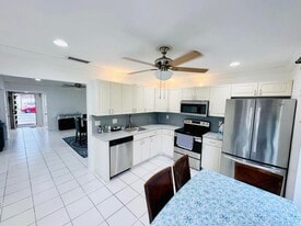 Building Photo - 5077 Forsythia St