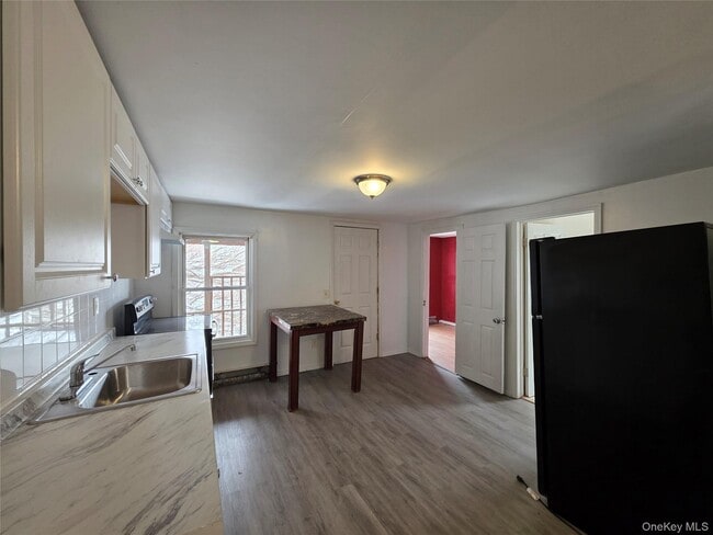 Building Photo - 190 Winnikee Ave